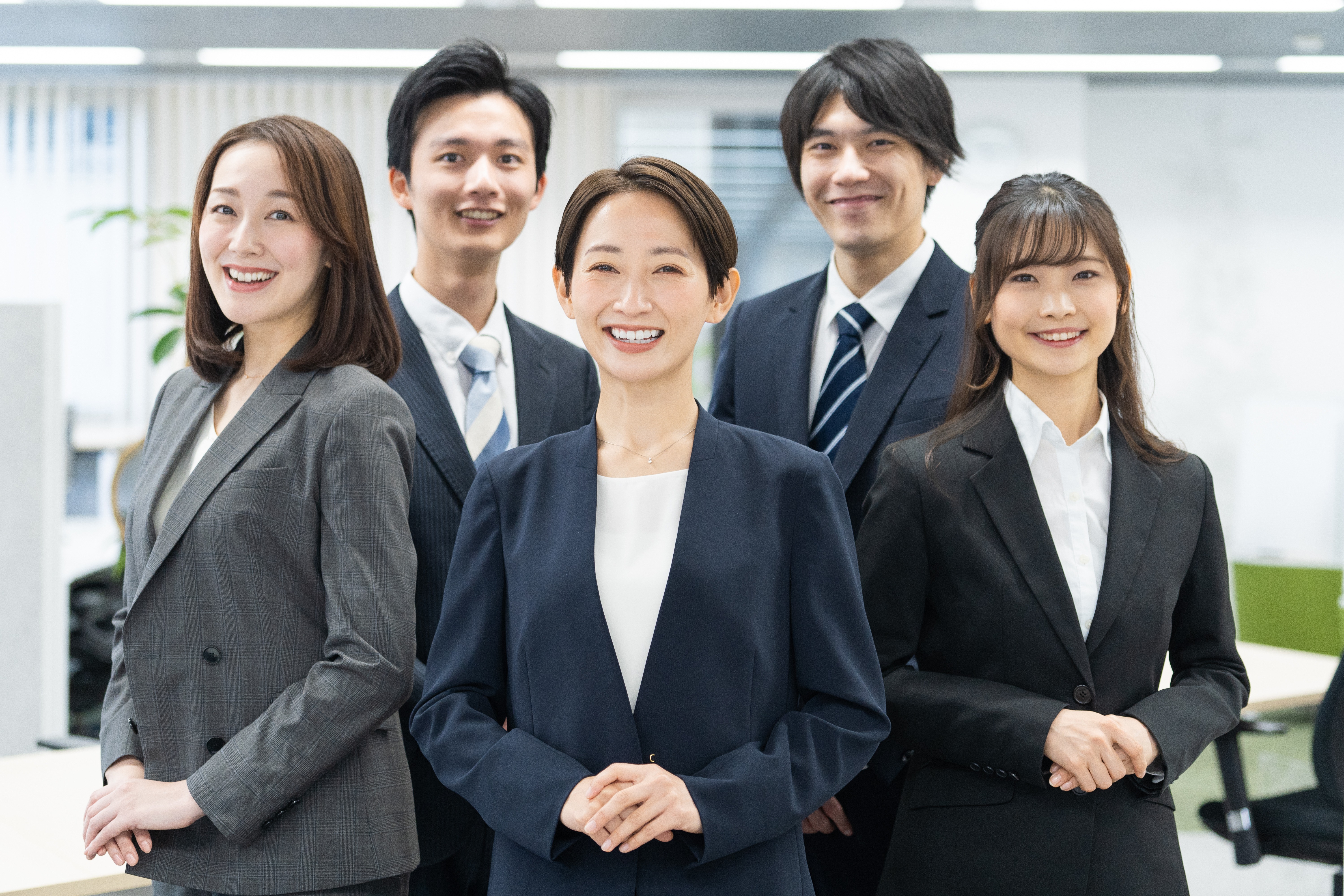 ホワイトボードの前で解説する講師